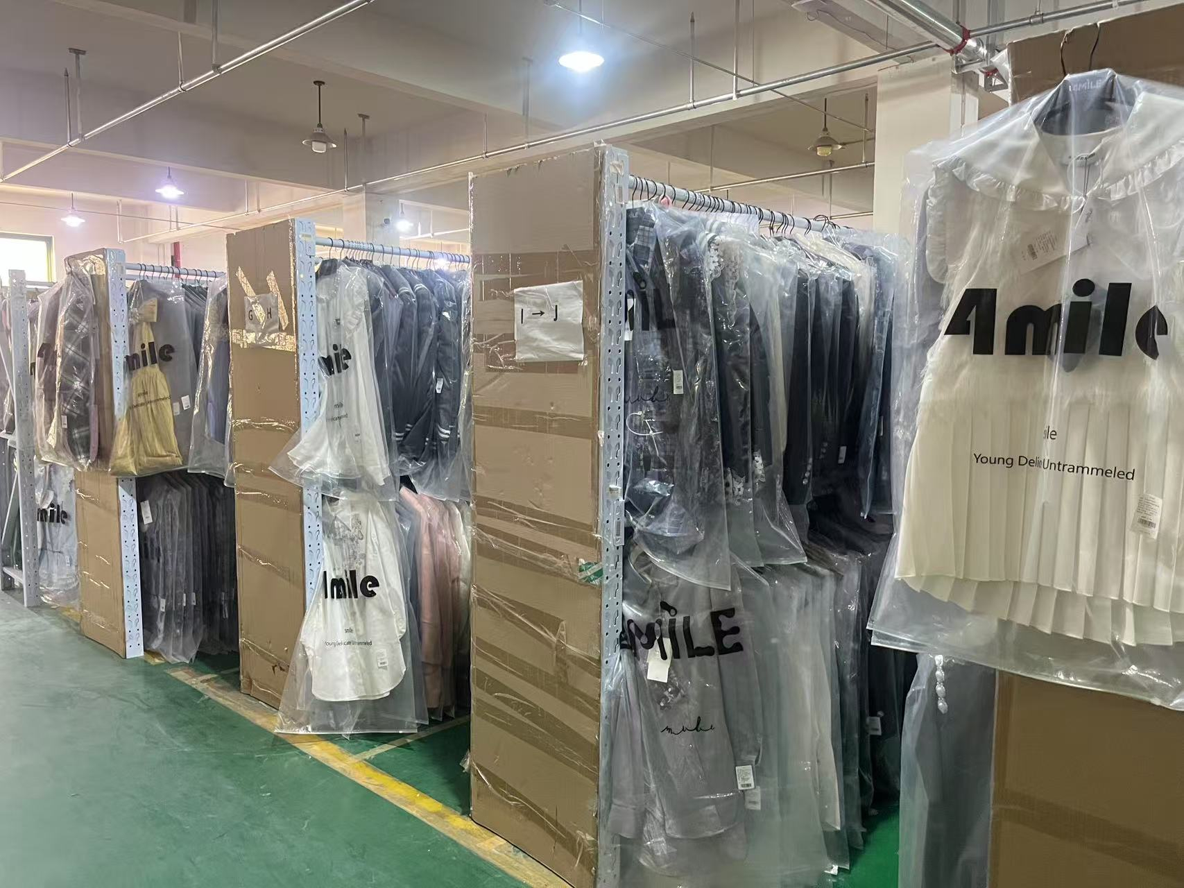 服装企业换季仓储难？上海星力仓储弹性租赁轻松应对