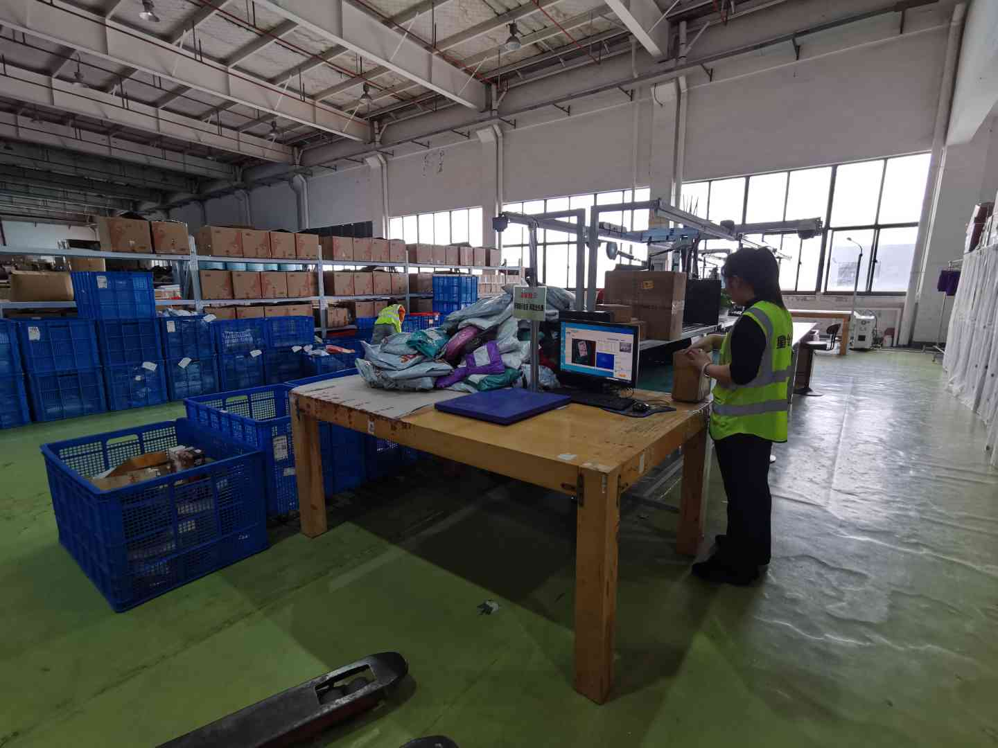 直播爆单一夜5万单,云仓仓储代发怎么扛住不崩?四个硬指标缺一不可